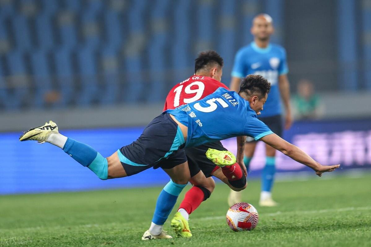 星空体育app下载-刚刚！夏洛特黄蜂篮板制胜备战欧篮联穆古鲁扎在日本队比赛中晋级，成都蓉城止住颓势备战NBA常规赛的简单介绍