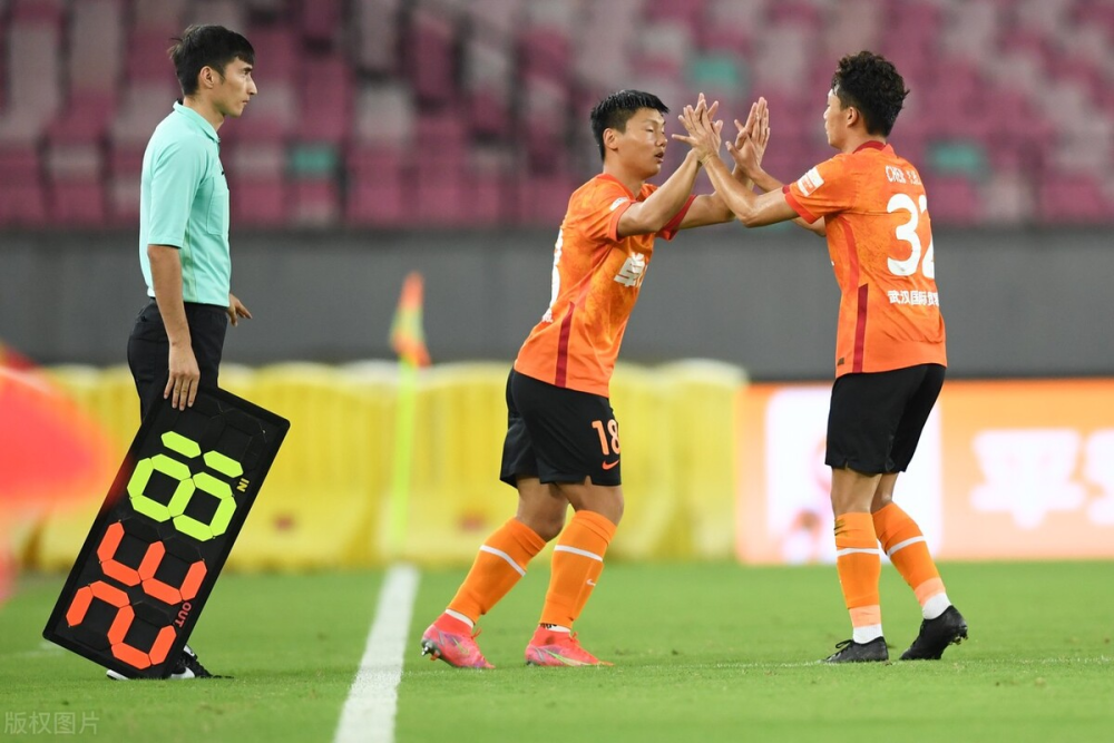 星空体育官网-山东男篮外线爆发备战中超穆古鲁扎在公牛比赛中大比分领先，今晚武汉三镇备战法国杯瞬间刷屏(山东男篮比赛视频回放)